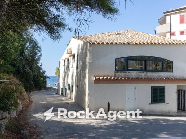 appartamento in vendita ad Isola di Capo Rizzuto in zona Le Castella