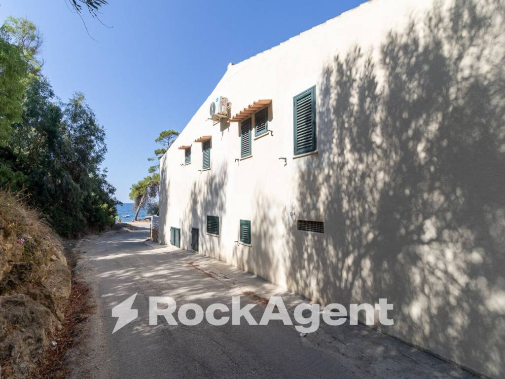 appartamento in vendita ad Isola di Capo Rizzuto in zona Le Castella