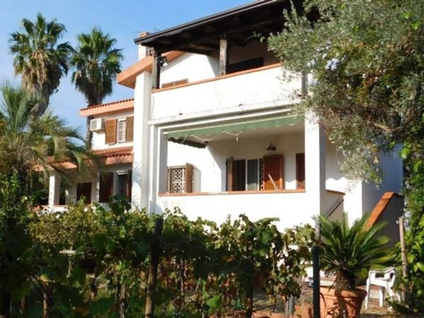 casa indipendente in vendita ad Isola di Capo Rizzuto in zona Le Castella