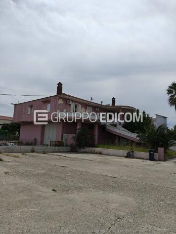 negozio in vendita ad Isola di Capo Rizzuto in zona Le Castella