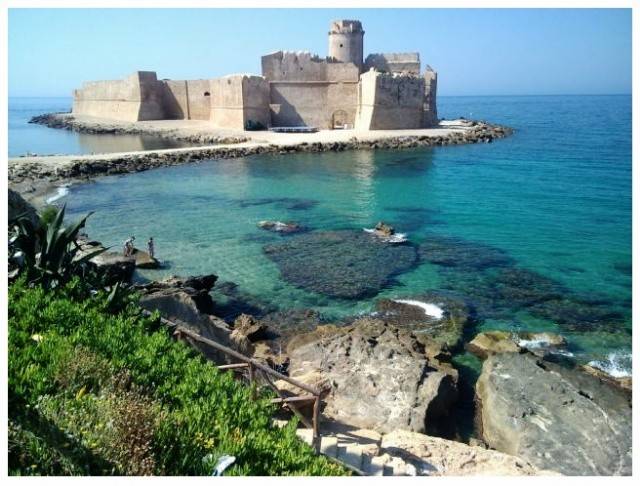 appartamento in vendita ad Isola di Capo Rizzuto in zona Le Castella