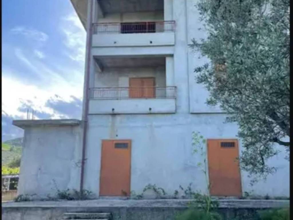 casa indipendente in vendita a Petilia Policastro in zona Foresta