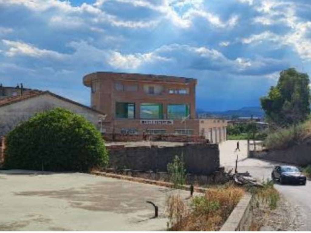 negozio in vendita a Rocca di Neto