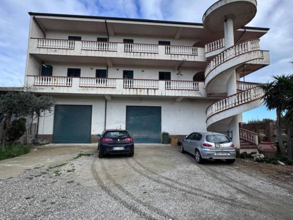 casa indipendente in vendita a Strongoli in zona Marina