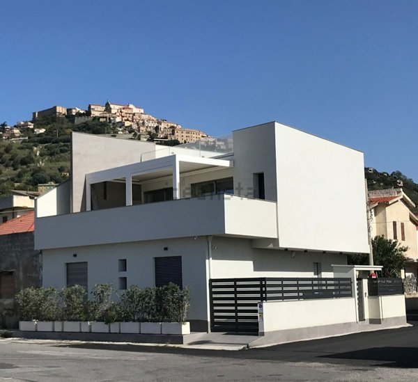 casa indipendente in vendita a Nicotera in zona Marina