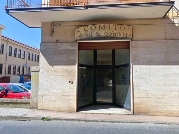 negozio in vendita a Vibo Valentia in zona Centro Città