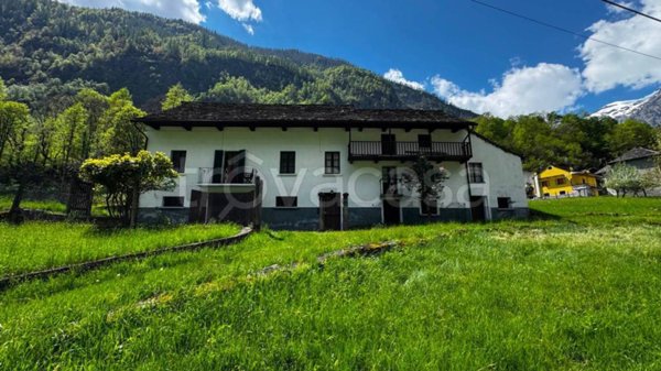 casa indipendente in vendita ad Antrona Schieranco in zona Locasca