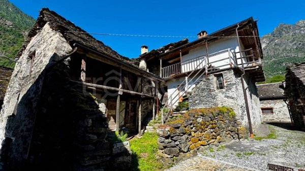 casa indipendente in vendita ad Antrona Schieranco in zona Rovesca