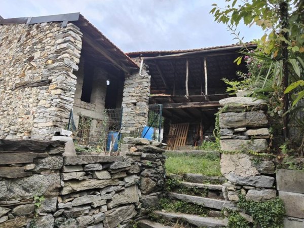 casa indipendente in vendita ad Arizzano in zona Cissano