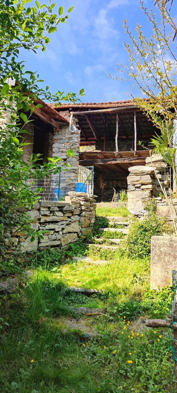 appartamento in vendita ad Arizzano in zona Cissano