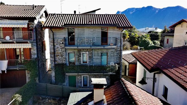 casa indipendente in vendita ad Arizzano in zona Cresseglio