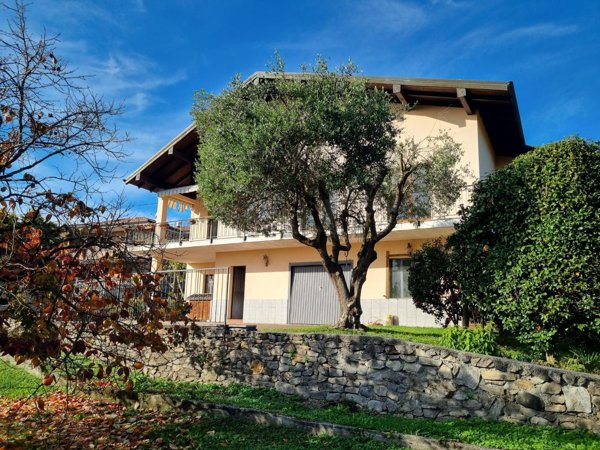 casa indipendente in vendita ad Arizzano in zona Cresseglio