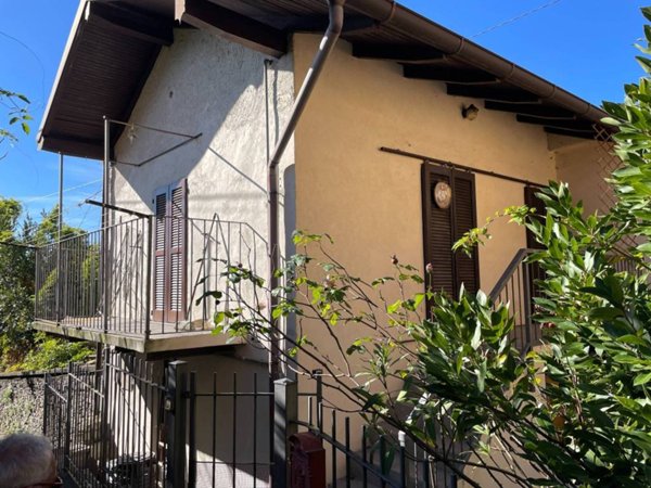 casa indipendente in vendita ad Arizzano in zona Cresseglio