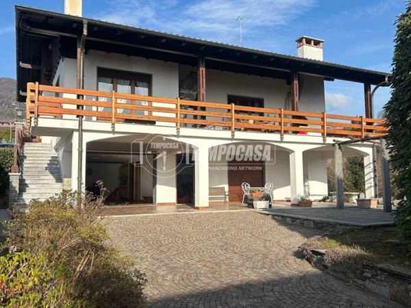 casa indipendente in vendita ad Arizzano in zona Cresseglio