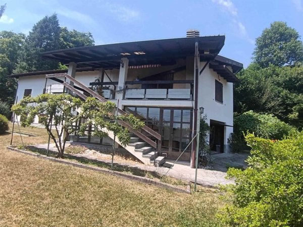 casa indipendente in vendita ad Arizzano in zona Cresseglio