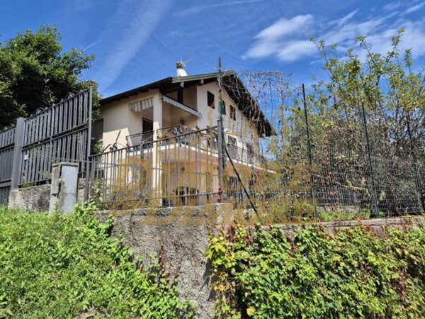 casa indipendente in vendita ad Arizzano in zona Cresseglio