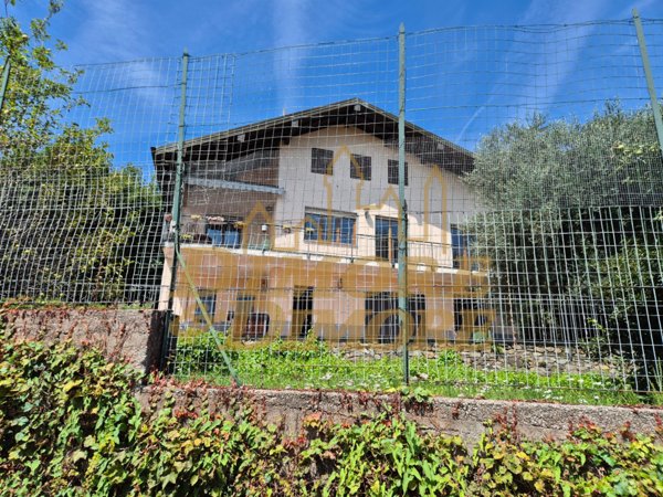 casa indipendente in vendita ad Arizzano in zona Cresseglio