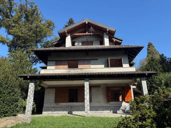casa indipendente in vendita ad Arizzano in zona Cresseglio