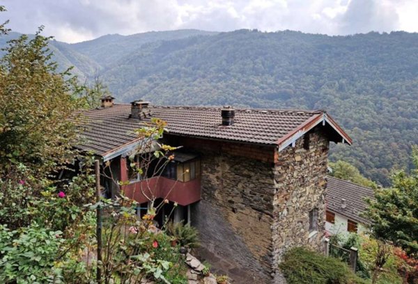 casa indipendente in vendita ad Aurano in zona Scareno