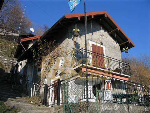 casa indipendente in vendita ad Aurano in zona Scareno