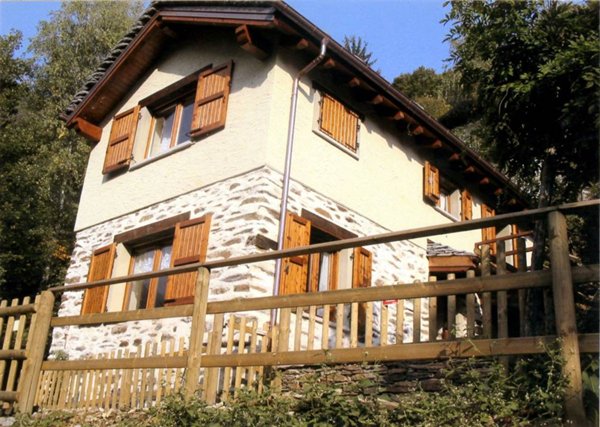 villa in vendita ad Aurano in zona Scareno