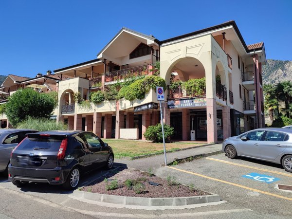 locale commerciale in vendita a Baveno