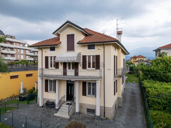 casa indipendente in vendita a Baveno