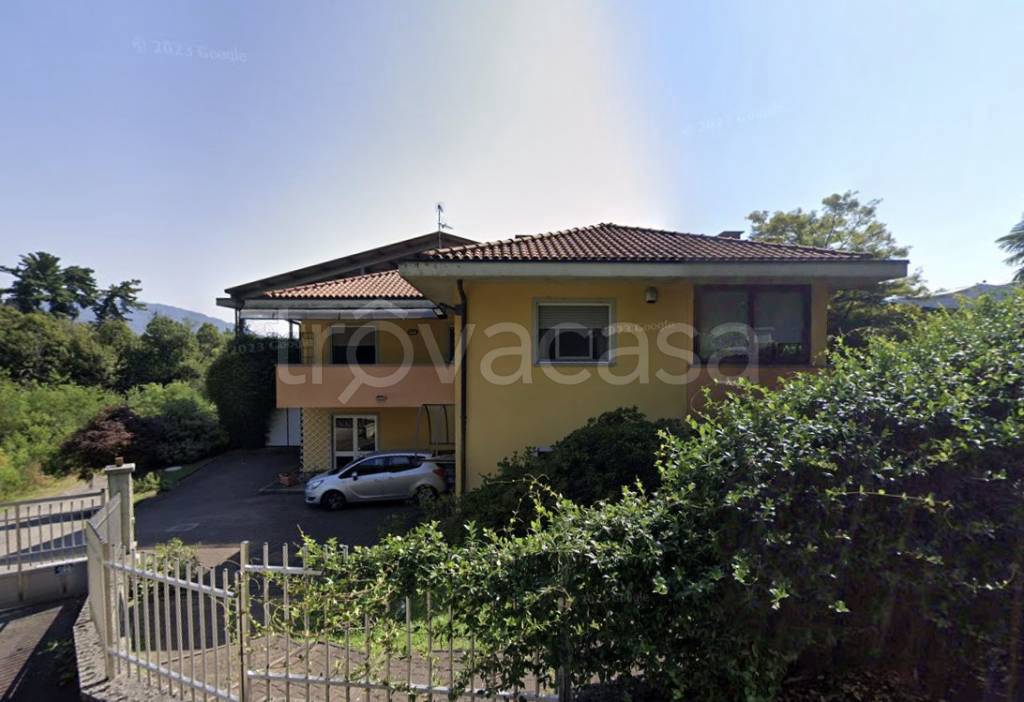 locale commerciale in vendita a Baveno