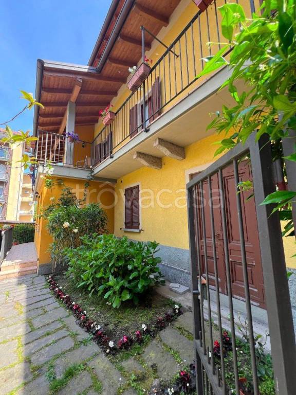 casa indipendente in vendita a Baveno