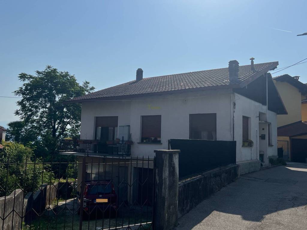 casa indipendente in vendita a Baveno in zona Romanico