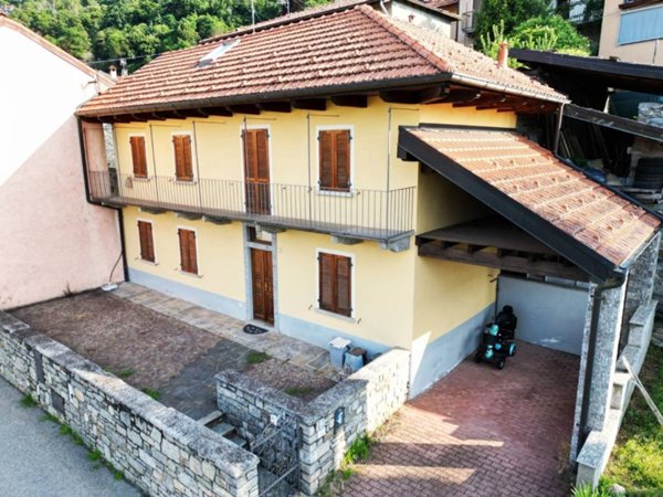 casa indipendente in vendita a Bee in zona Albagnano