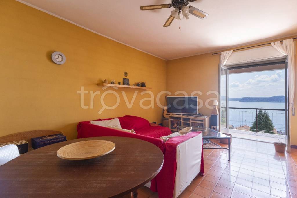 appartamento in vendita a Belgirate in zona Carcioni