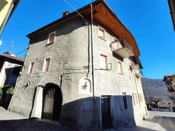 intera palazzina in vendita a Brovello-Carpugnino in zona Brovello