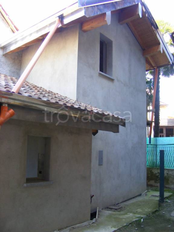 casa indipendente in vendita a Brovello-Carpugnino in zona Brovello