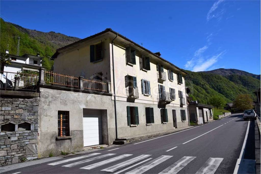 casa indipendente in vendita a Calasca-Castiglione in zona Gurva