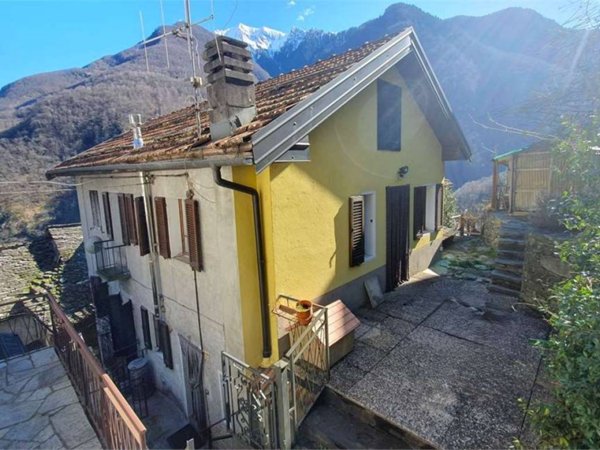 casa indipendente in vendita a Calasca-Castiglione
