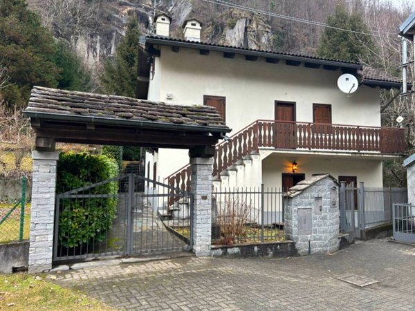 casa indipendente in vendita a Calasca-Castiglione in zona Barzona