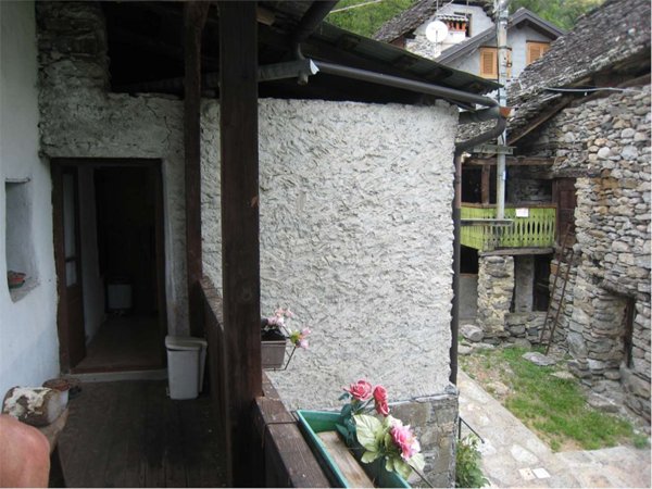 casa indipendente in vendita a Calasca-Castiglione in zona Barzona