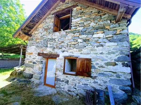 casa indipendente in vendita a Calasca-Castiglione