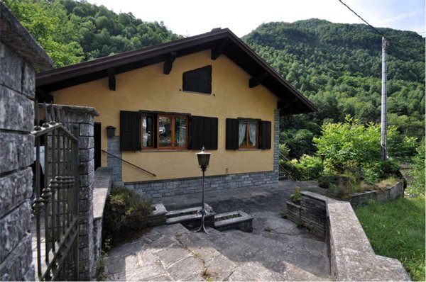 casa indipendente in vendita a Calasca-Castiglione in zona Gurva
