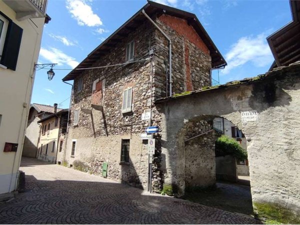 casa semindipendente in vendita a Cambiasca