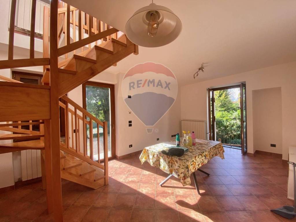 casa indipendente in vendita a Cambiasca in zona Comero