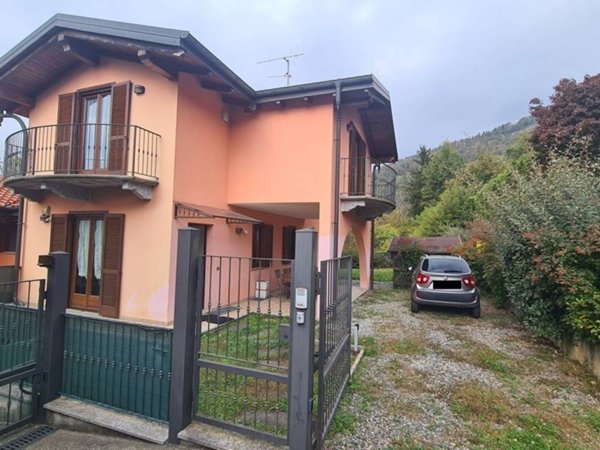 casa indipendente in vendita a Cambiasca