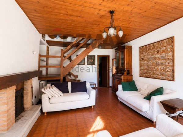 casa indipendente in vendita a Cambiasca in zona Comero