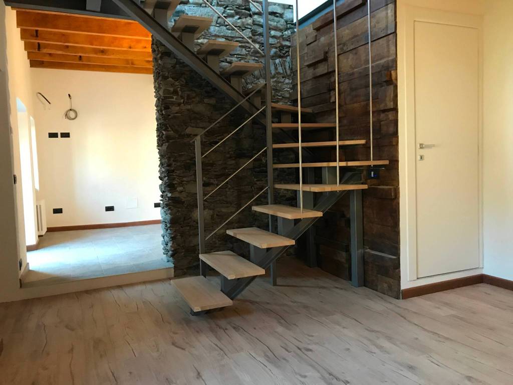 casa indipendente in vendita a Cambiasca in zona Comero