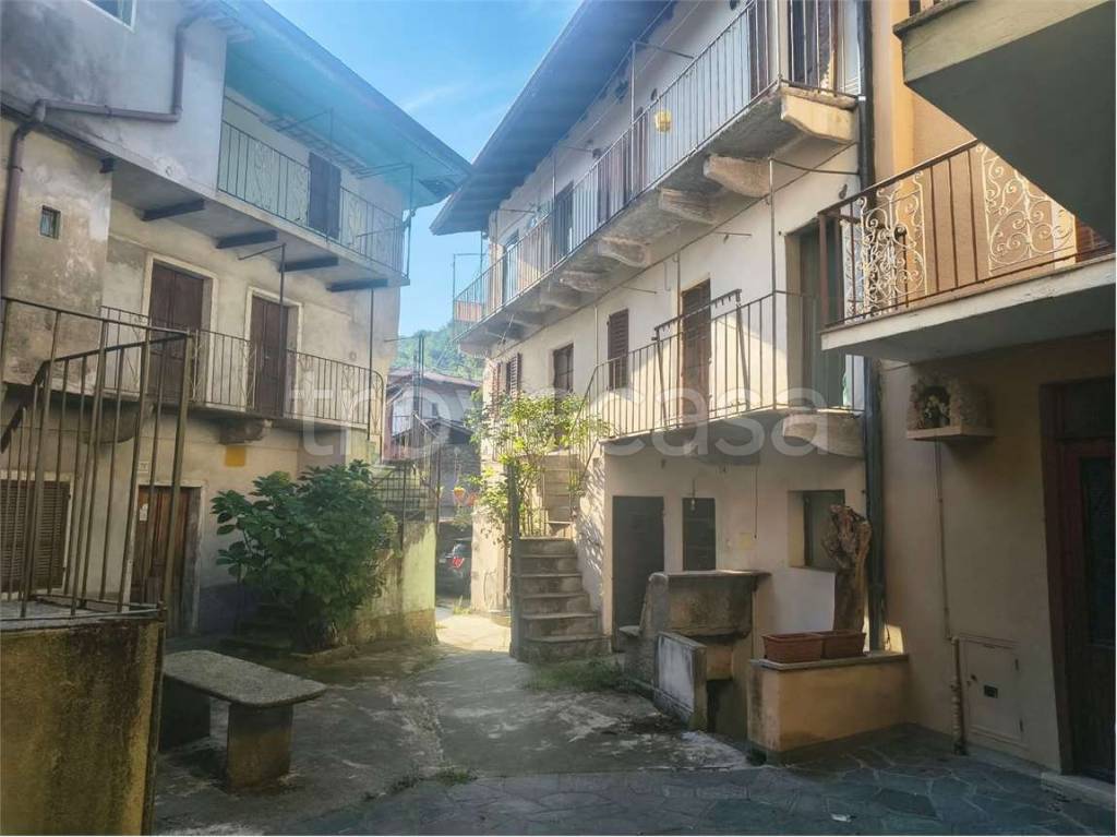 appartamento in vendita a Cambiasca in zona Comero