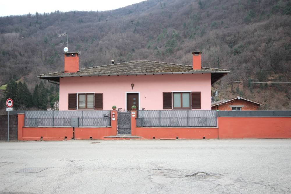 casa indipendente in vendita a Cannobio in zona Traffiume