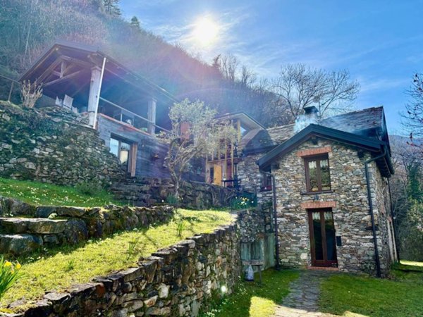 casa indipendente in vendita a Cannobio in zona Campeglio