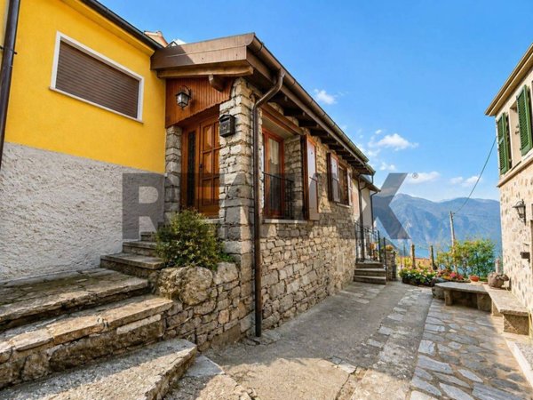 casa indipendente in vendita a Cannobio in zona Sant'Agata