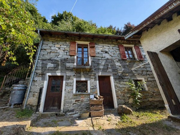 casa indipendente in vendita a Cannobio in zona Socraggio